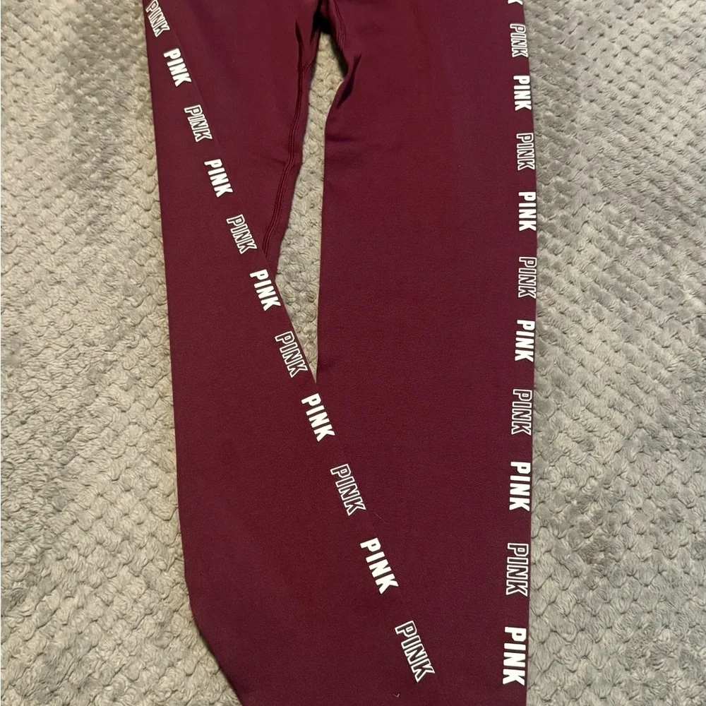 🔥 PINK Active Burgundy High-Rise Logo Leggings (Size Small) - Picture 3 of 6